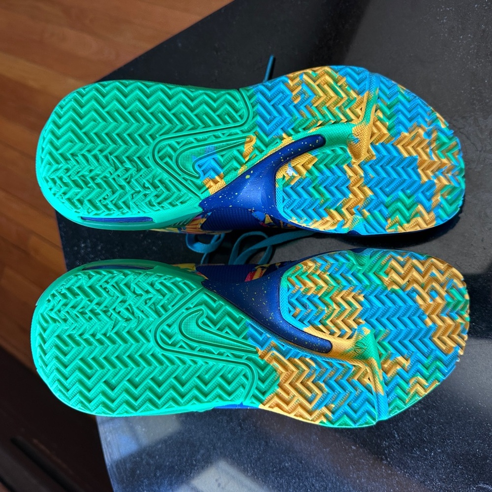 Nike LeBron Witness 7 GS Kaleidoscope Basketball Shoe Size 6Y - Picture 5 of 9